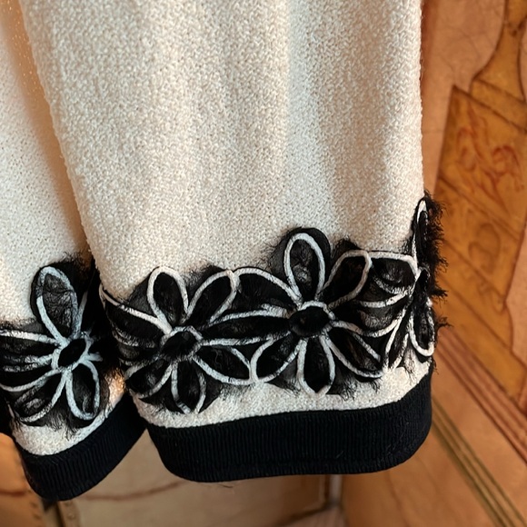 ST. JOHN Women’s Knit Cream Black Embroidered Trim Jacket Size 12 - Picture 5 of 16
